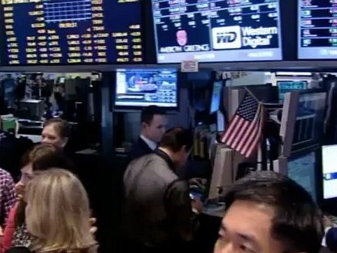 Wall Street Opens Flat, Jobless Claims Drop, Retailers Weigh