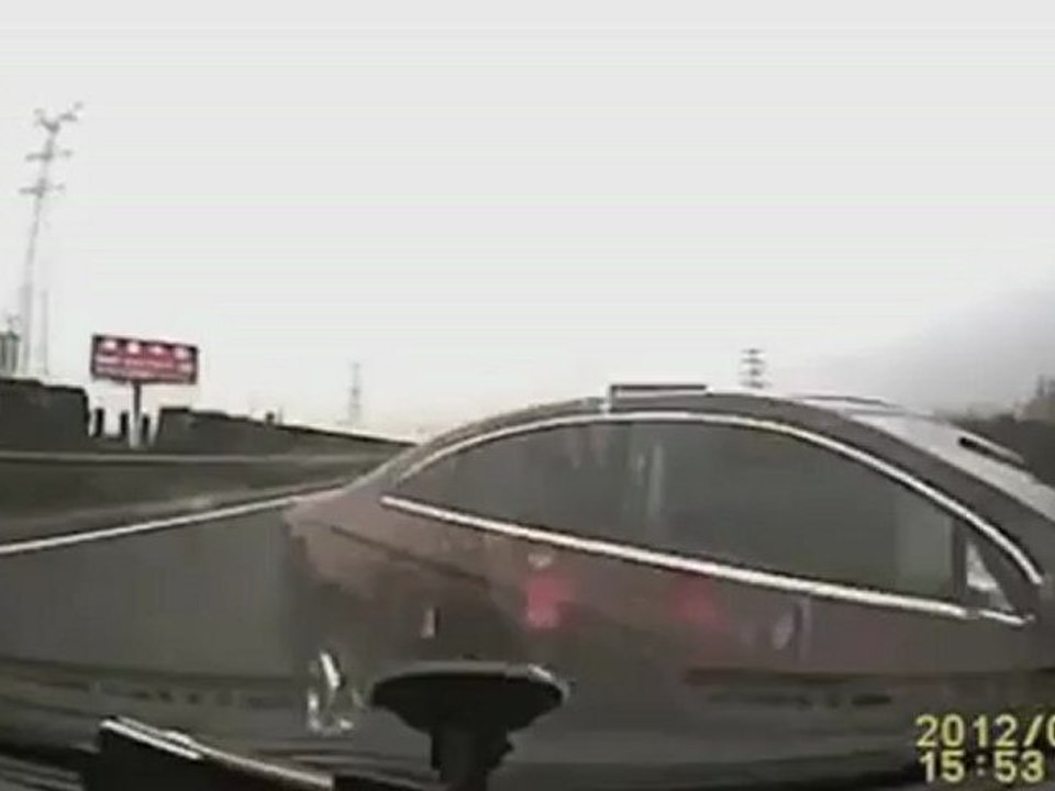 Il ne faut pas rouler sur la bande d'arrêt d'urgence