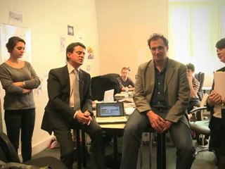 Manuel Valls débriefe avec l'équipe Web