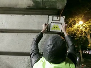 Une nuit à Paris avec le street artiste Invader