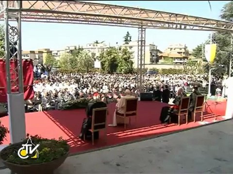 Benedict al XVI-lea: Depăşiţi criza de gândire cu credinţa