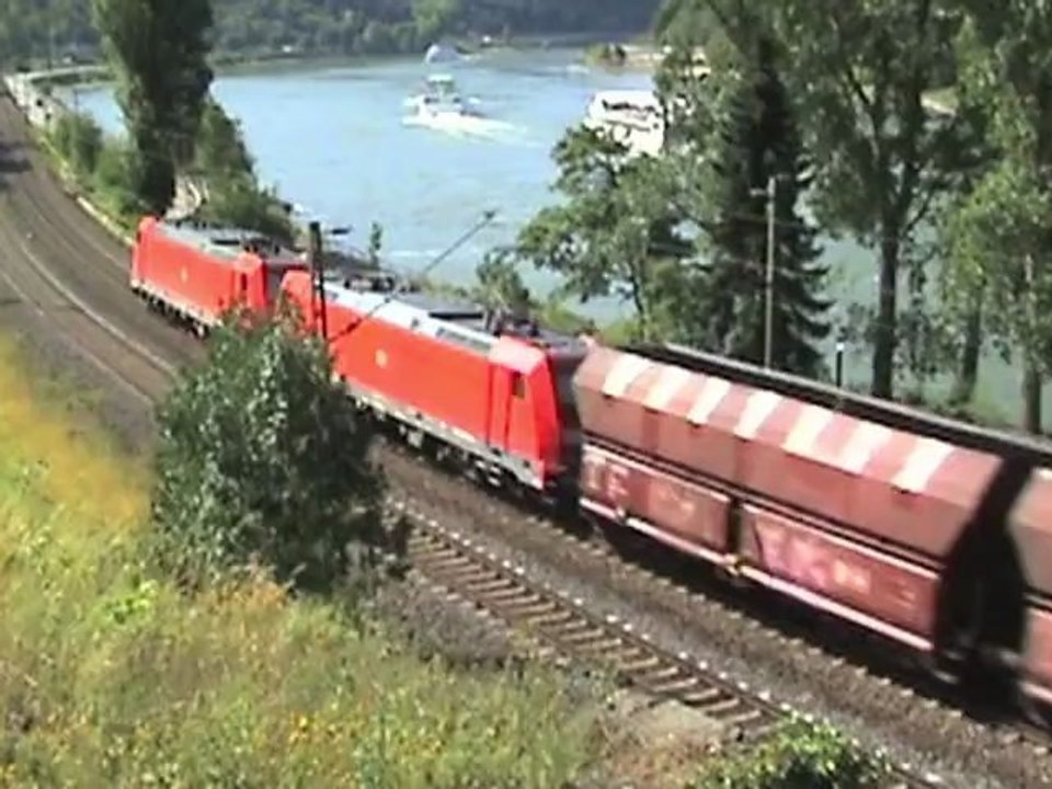 Züge und Binnenschiffe südlich der Loreley am Rhein