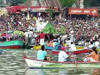 Guatemaltecos adoran al Niño Dios en procesión acuática