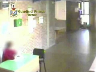 Download Video: Firenze - Gdf scopre falsa cieca che lavorava come bidella in una scuola (04.05.12)