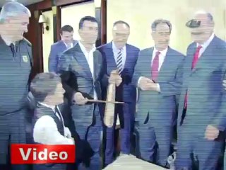 Bakan Günay kemençe çalmayı denedi - VİDEO -  www.olay53.com