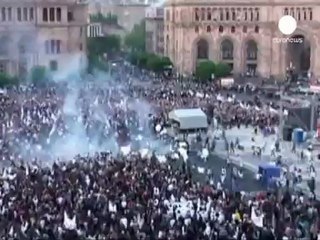 Panic at Armenian rally as balloons explode