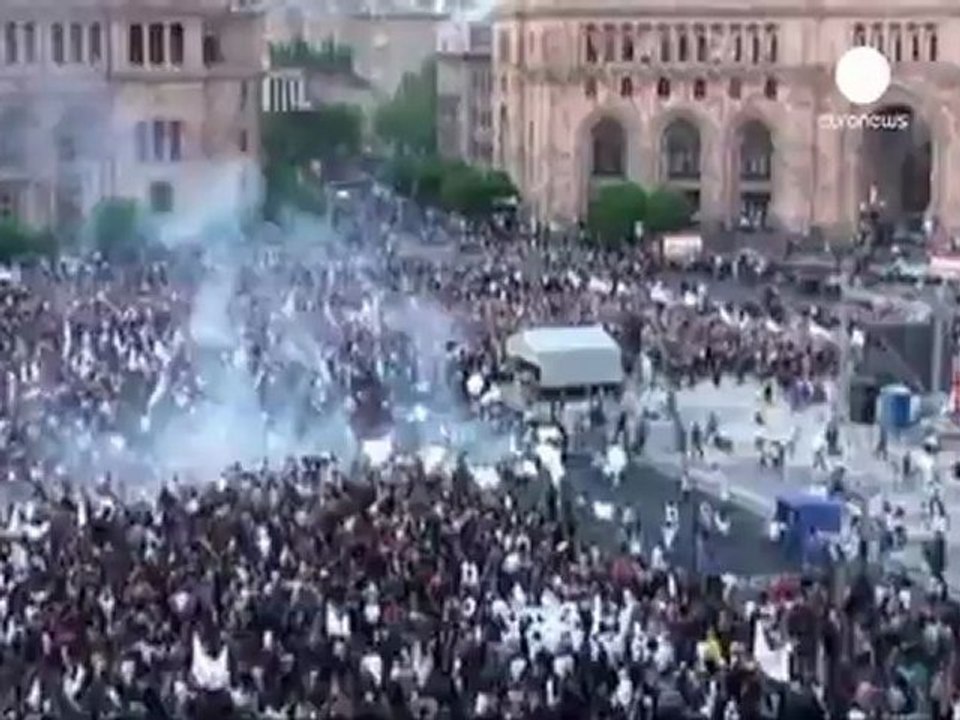 Panic at Armenian rally as balloons explode