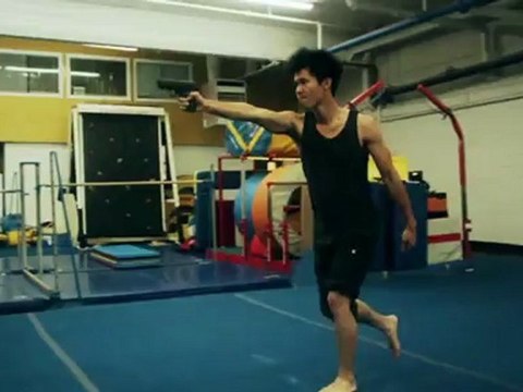 Cascades avec des flingues en salle de gym