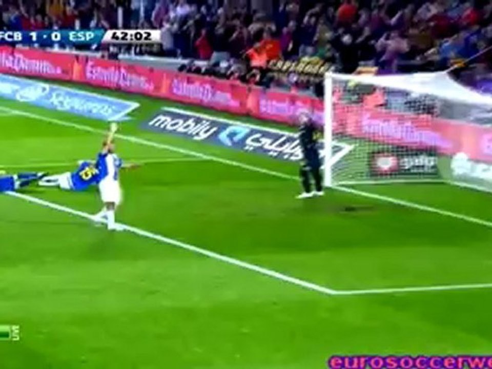 Beautiful passing from Barcelona + Iniesta chance