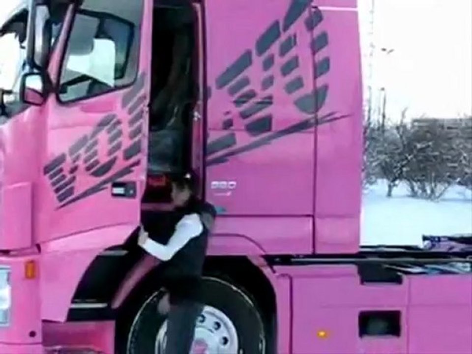 Pembe tır ve güzel bayan şöförü