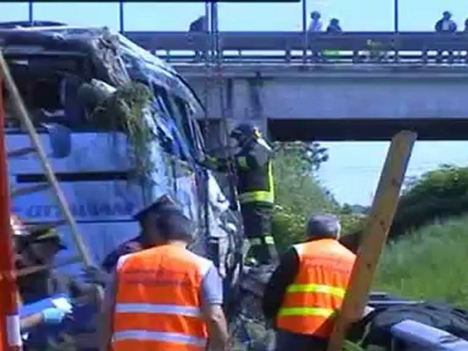 pullman esce di strada 5 morti