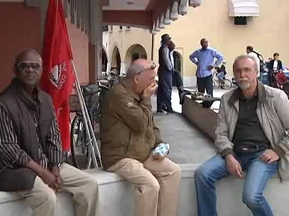 immigrati protesta davanti al comune