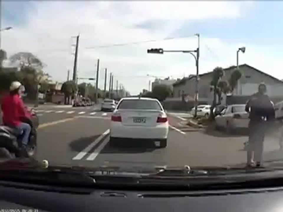 Scooter vs palmes d'un chariot élévateur