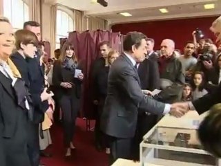 Candidates vote in tight French election