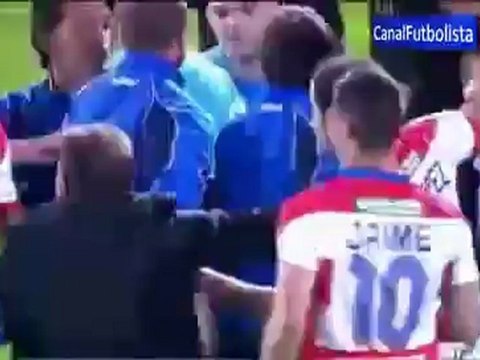 Dani Benítez lanzó una botella al rostro de Clos Gómez