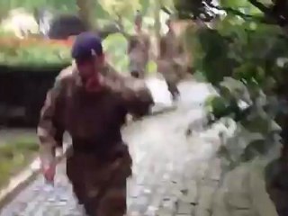 (VIDEO) Locademia del Ejercito  Abandonados en la calle los misiles para la defensa aérea de Londres 2012