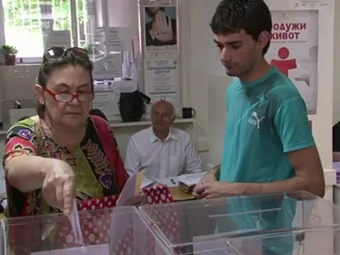 Serbians vote in polls overshadowed by economy