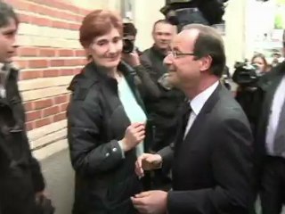 Download Video: Hollande votó entre besos y saludos