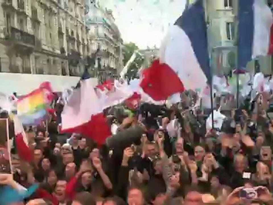 Ambiance le soir de la victoire, rue de Solférino