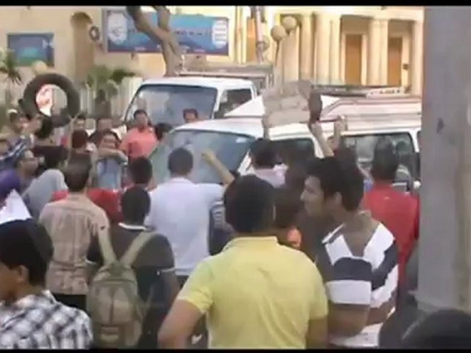 تظاهر الحركات الثورية امام مجلس مدينة المحلة احتجاجا على قدوم محمد مرسي رئيس حزب الحرية والعدالة والمرشح لرئاسة الجمهورية