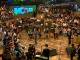 Gandulas mulheres chamam a atenção na beira do gramado - Fantástico - Rede Globo - Globo TV