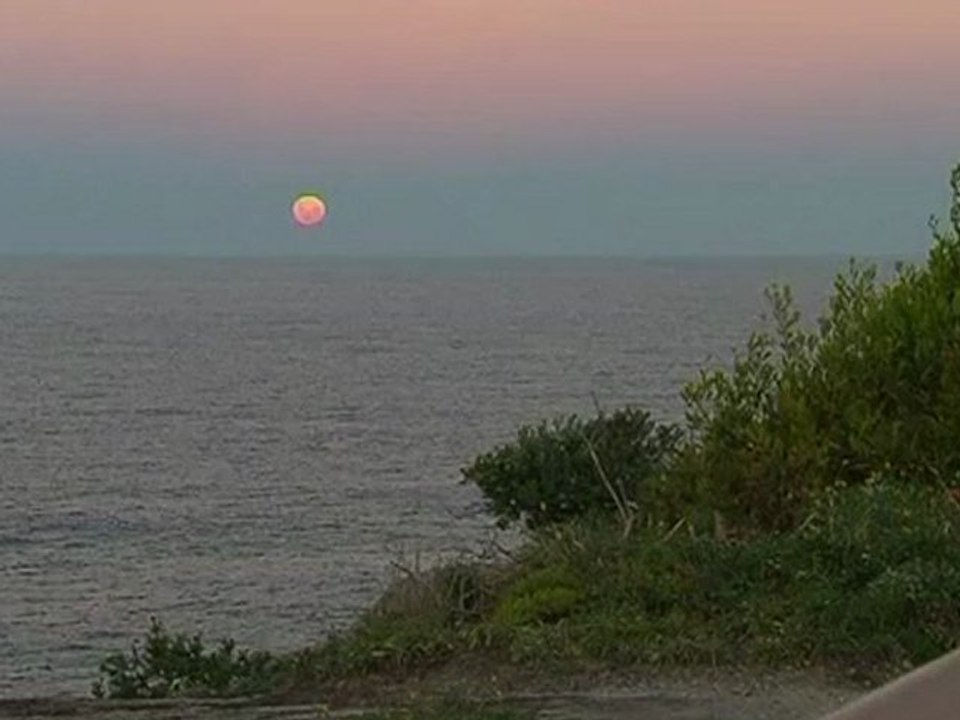 Super moon shines for stargazers