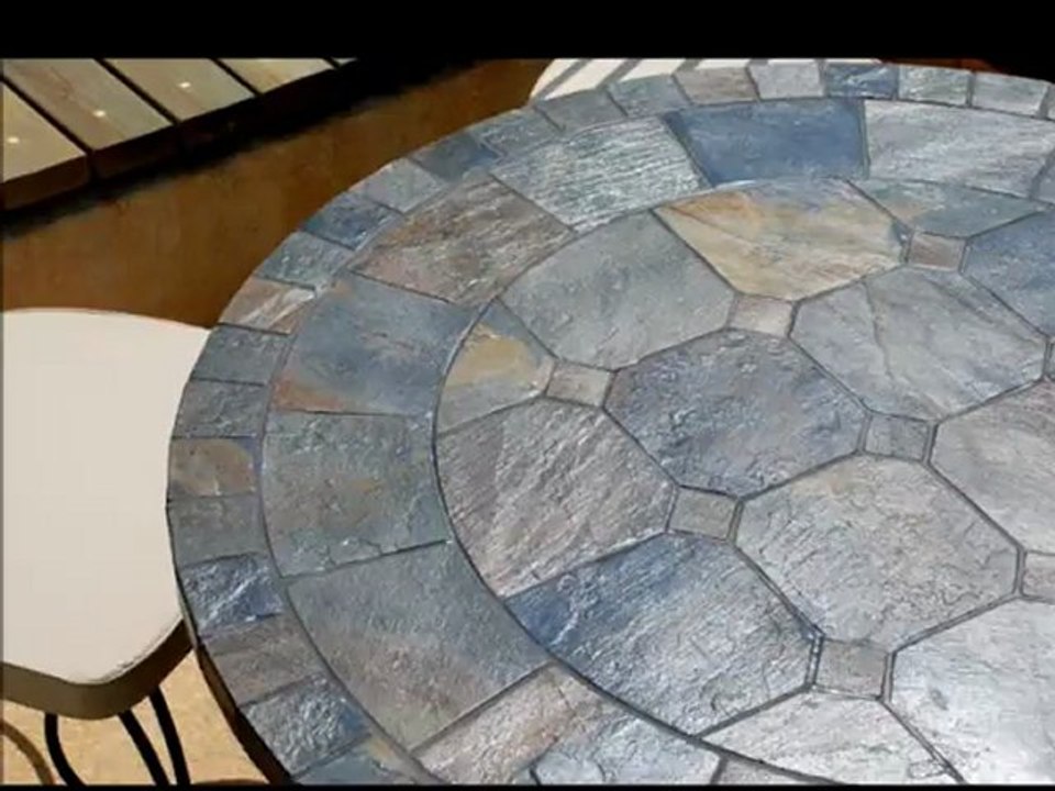 Un jardin naturel avec la table mosaïque en pierre