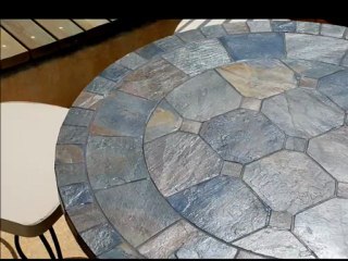 Un jardin naturel avec la table mosaïque en pierre