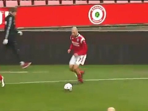 Κόρνερ για γέλια οδηγεί σε κόκκινη κάρτα