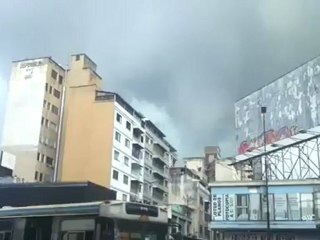 Un "mini tornado" sorprende a los caraqueños