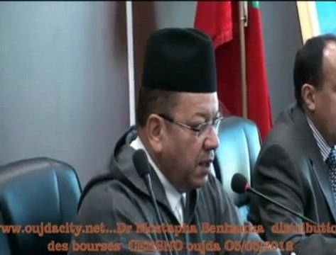 الدكتور مصطفى بنحمزة رئيس المجلس العلمي المحلي بوجدة في كلمة خلال توزيع المنح على طلبة المساتر والدكتوراة بمركز الدراسات والبحوث الاجتماع