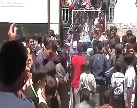 فري برس ادلب كفرومة احدى الحرائر تروي للجنة المراقبين قصة سقوط قذيفة على منزلها 6 5 2012 Idlib