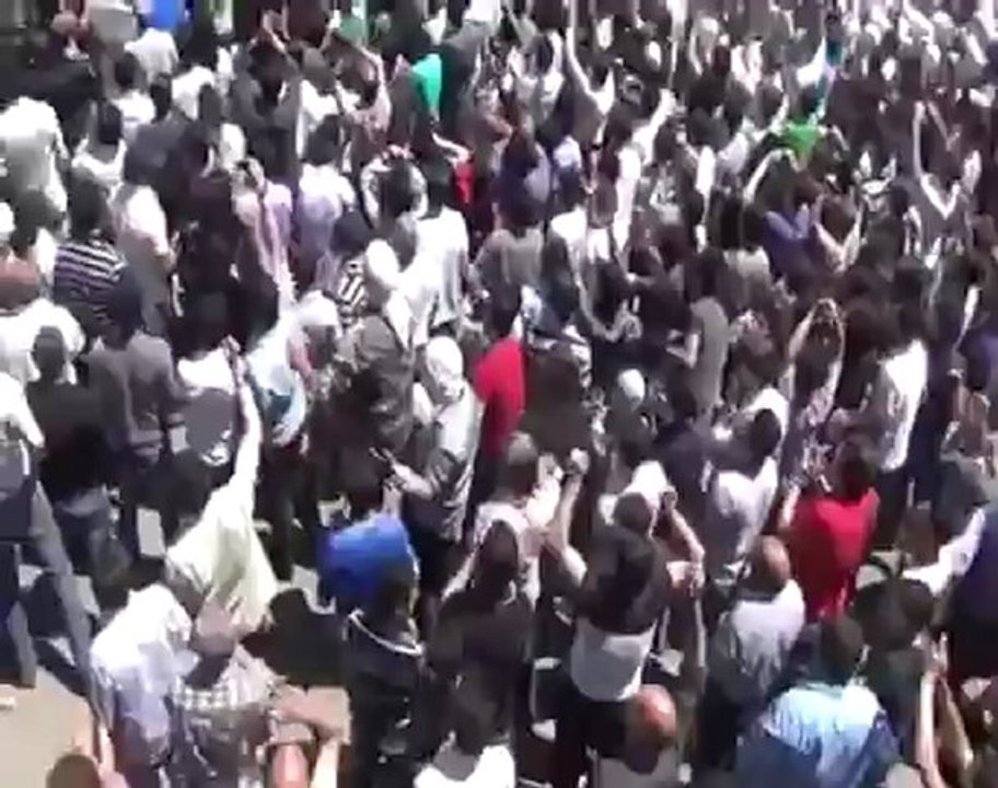 فري برس دمشق كفرسوسة رفع علم الاستقلال في ساحة الشهداء في تشييع شهداء كفرسوسة 5 5 2012 Damascus