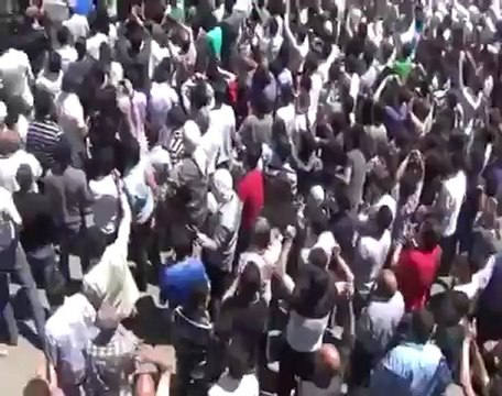 فري برس دمشق كفرسوسة رفع علم الاستقلال في ساحة الشهداء في تشييع شهداء كفرسوسة 5 5 2012 Damascus