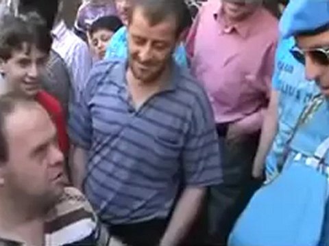 فري برس ادلب أريحا لجنة المراقبين الدوليين يتحدثون مع مختل عقليا 5 5 2012 Idlib