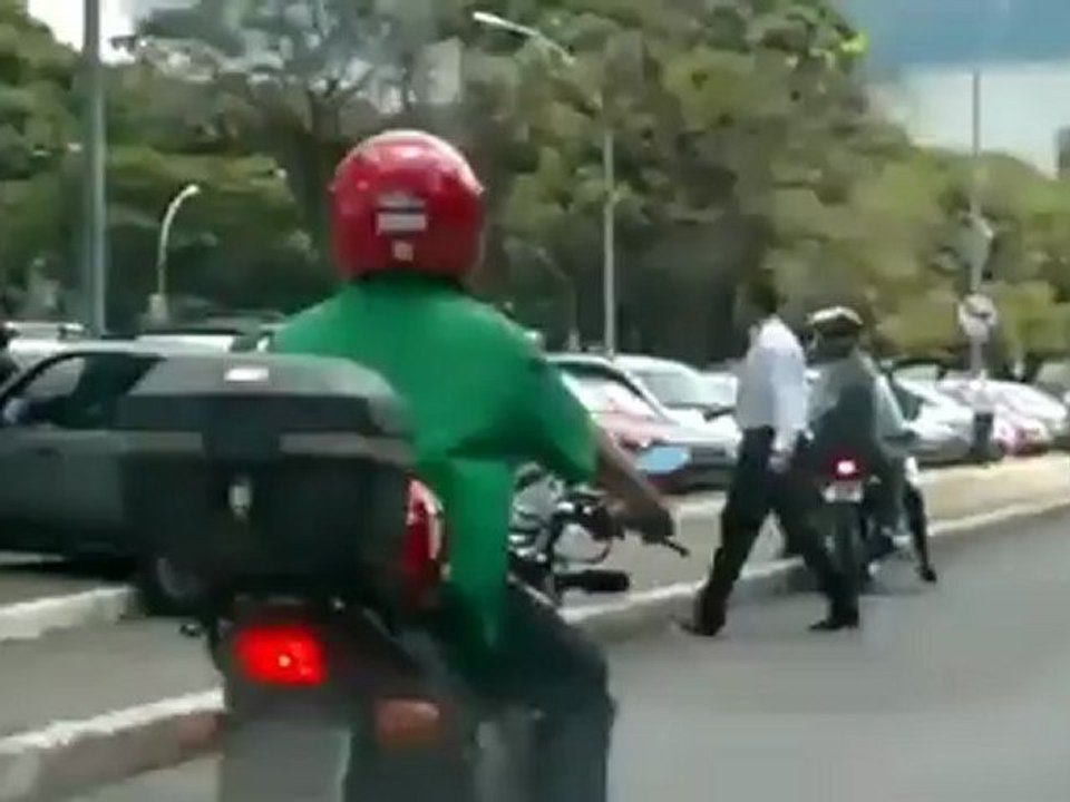 Femme en voiture percute un motard au Brésil