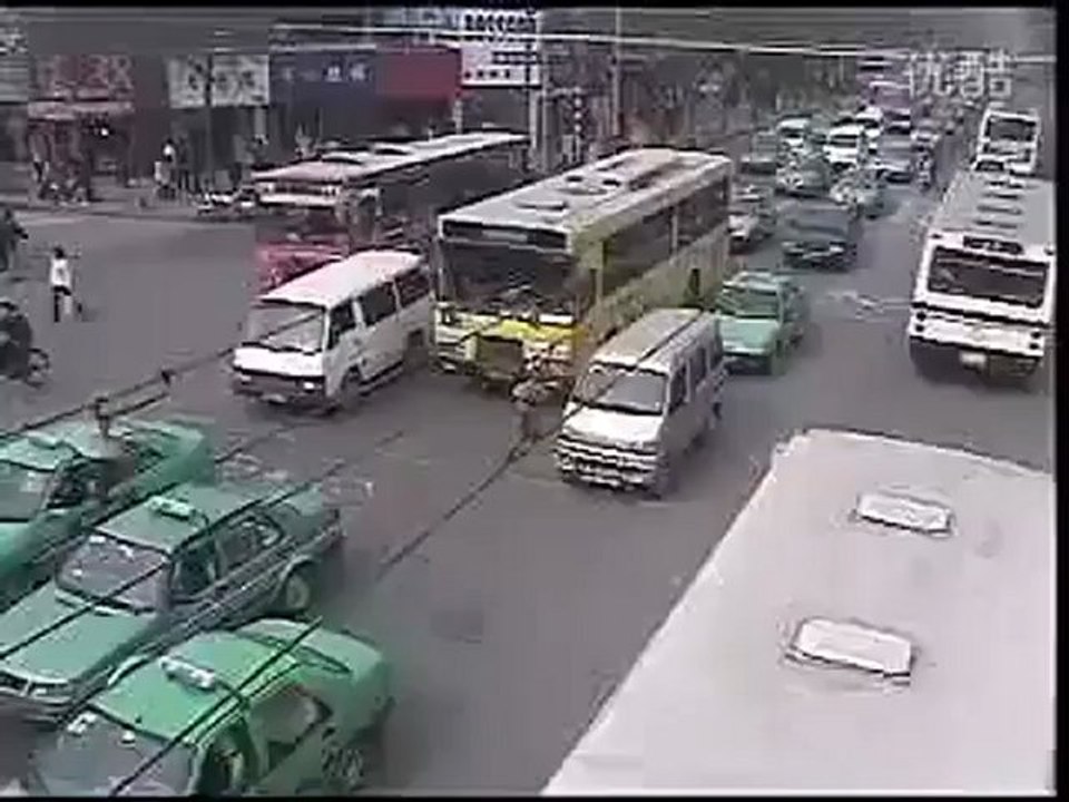 Il joue  Frogger IRL : Accident de la route