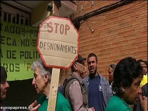 Paralizan el desahucio de una familia en Badalona