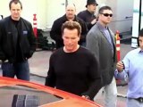 Arnold Schwarzenegger montre sa nouvelle voiture à Sylvester Stallone
