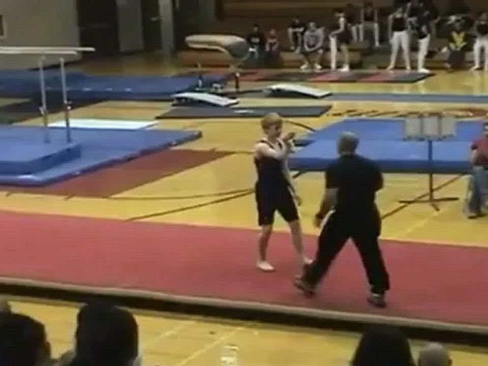 Un gymnaste tente un nouveau mouvement