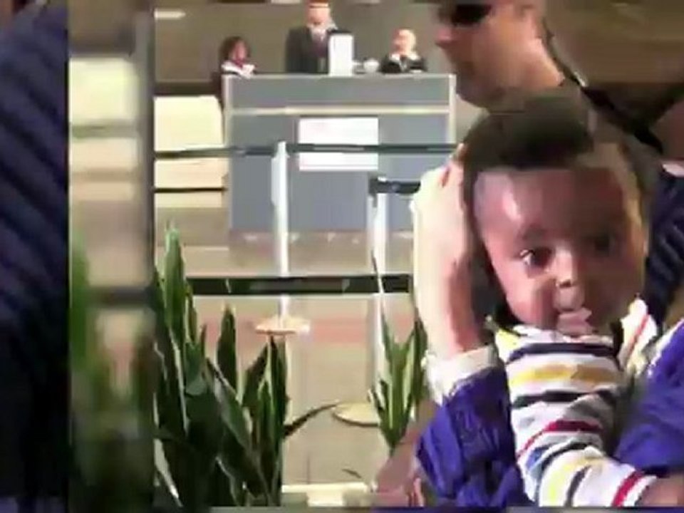 Charlize Theron mit Baby Jackson unterwegs