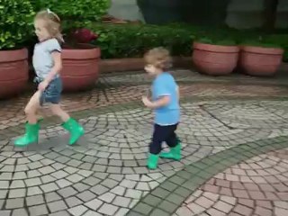 On patauge dans les flaques