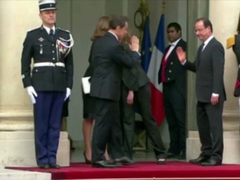 Nicolas Sarkozy quitte l'Elysée au bras de son épouse