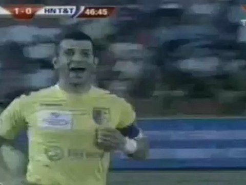 Bóng Ðá _ Cú sút phạt hiểm của trung vệ Cristiano (Hà Nội T&T)