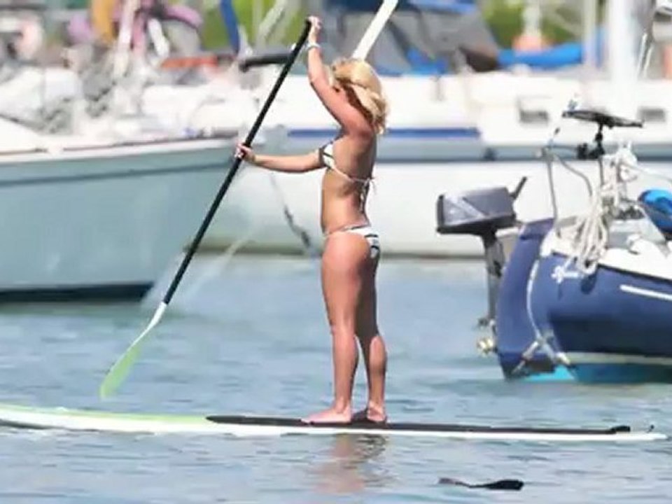 Aliona Vilani macht in Miami Paddleboarding im Bikini