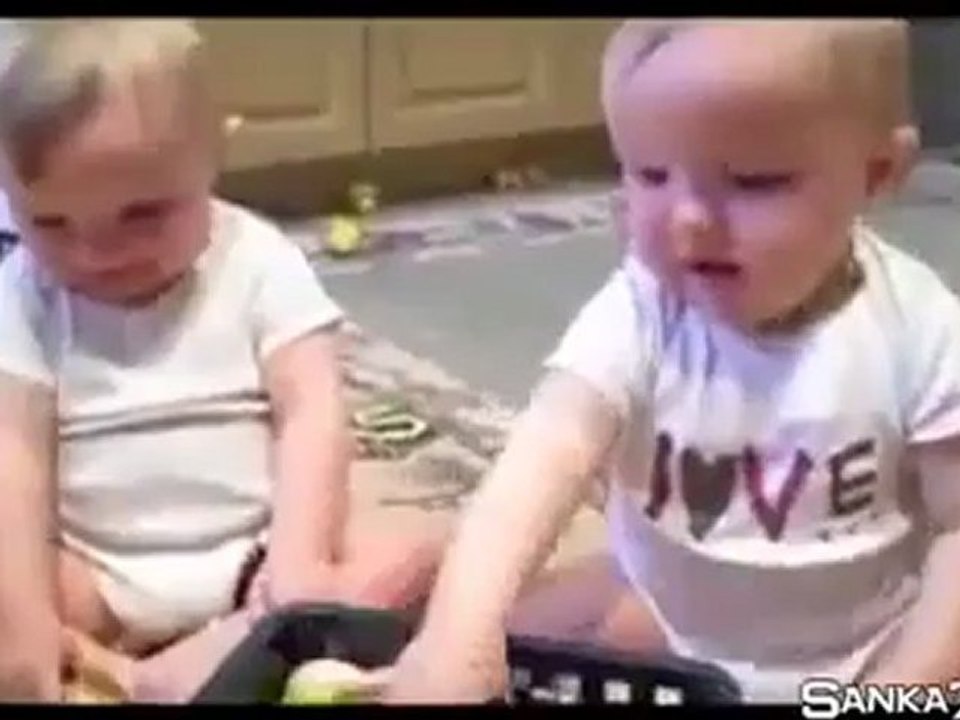 ‫توأمان يقلدان عطسة والدهما بشكل مضحك ‬