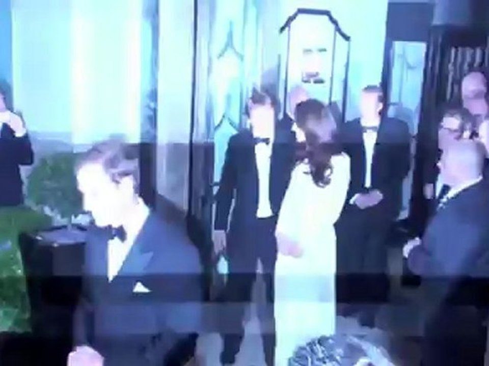 Kate Middleton beeindruckt in einem Kleid mit hohem Beinschlitz