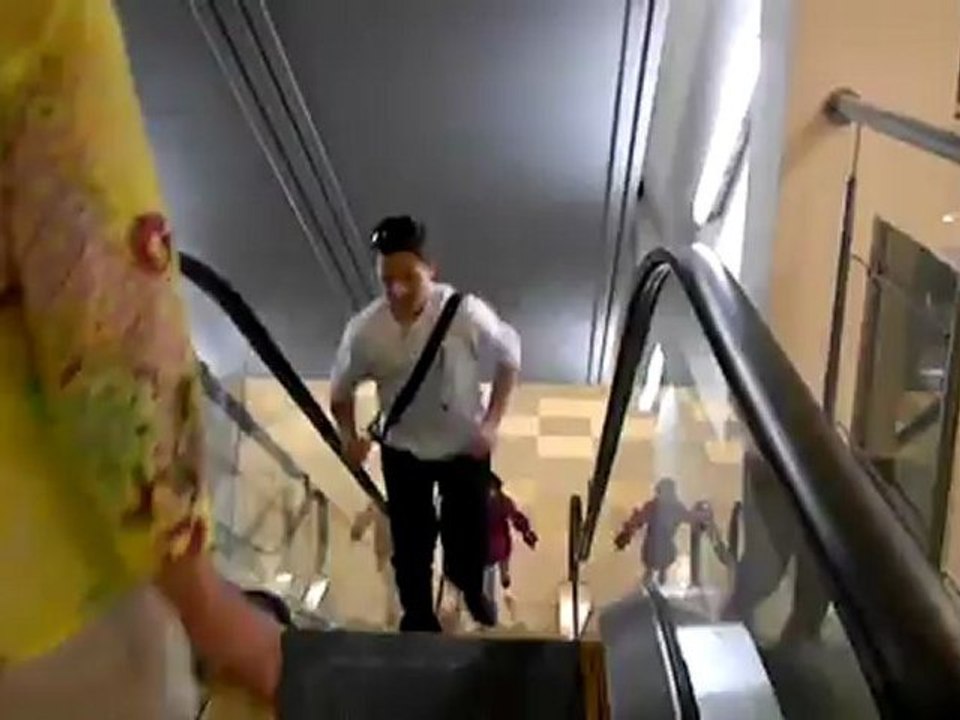 Monter un escalator à l'envers et chuter 2 fois