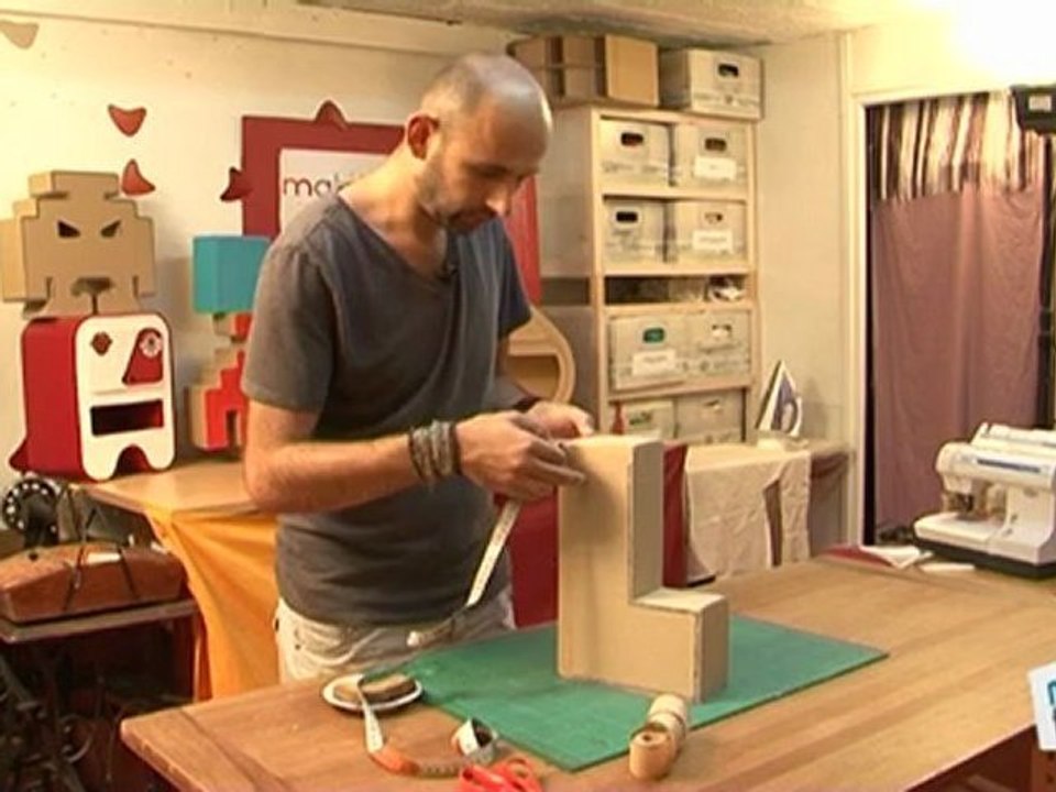 Sports Loisirs : Poser du papier kraft sur une boite en carton