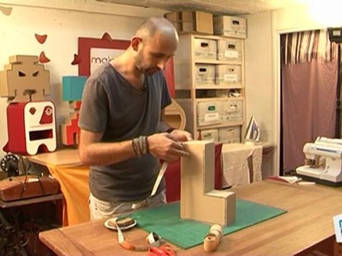 Sports Loisirs : Poser du papier kraft sur une boite en carton